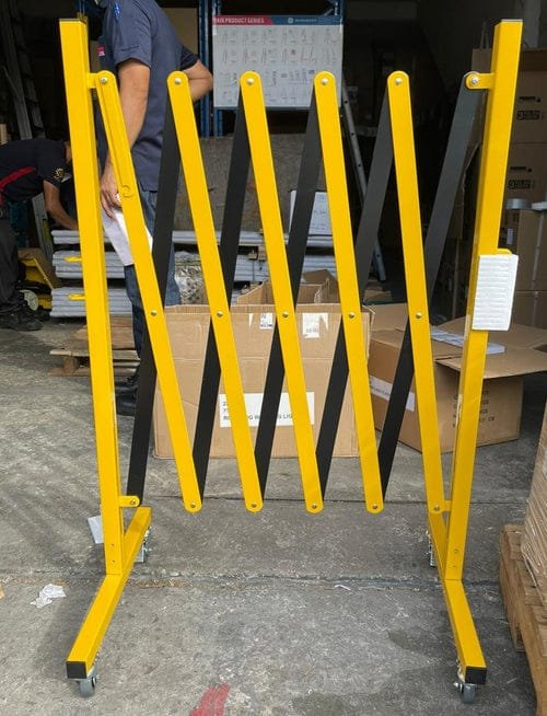 Aiko Expanding Gate 22Cm-2.5M High 95Cm Yellow/Black (With Wheel) #7613 | Model : GATE-7613-W